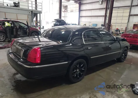 2008 Lincoln Town Car Signature Limited из США, поврежденный, VIN 2LNHM82V88X649715